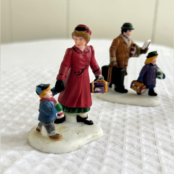 Department 56 “Going Home For The Holidays” - Picture 2 of 6